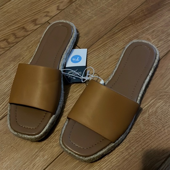 Sandals - Picture 2 of 7